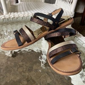 Adorable strappy sandals!